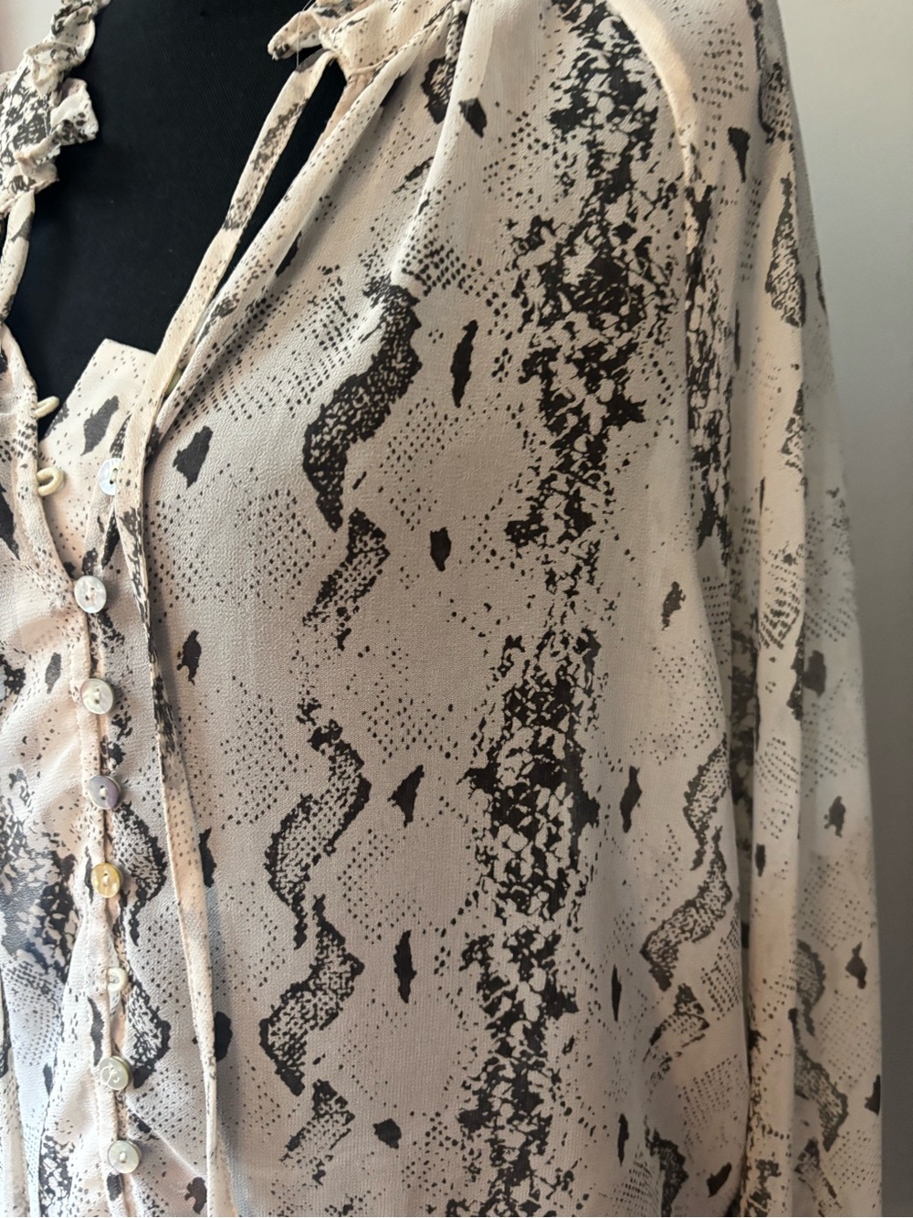 Vici Womens Cream and Black Snake-Print Ruffle Button Front Blouse Size Small - Picture 4 of 6